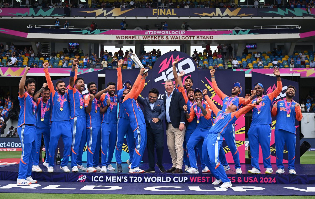 Mr_Mehta's tweet photo. #rawemotions
#priceless 
#hitman
#kingkohli
#teamindia
#thewall
#BleedBlue https://t.co/ujfzcEy4E2