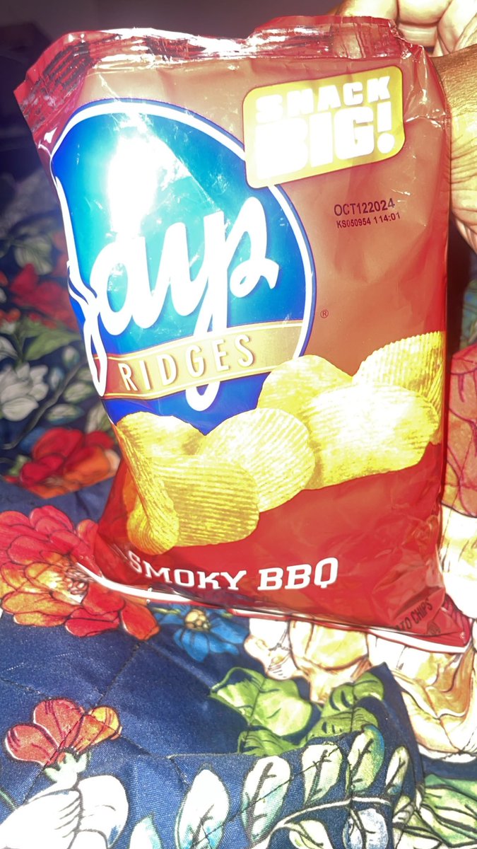 dellynotdeli's tweet photo. I'm so mad these taste so plain. Jays Ridges  played in my face with these "SMOKY BBQ" .... these sea salt for sure !! https://t.co/CWo9boprtL