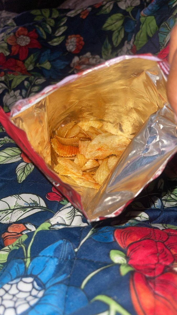 dellynotdeli's tweet photo. I'm so mad these taste so plain. Jays Ridges  played in my face with these "SMOKY BBQ" .... these sea salt for sure !! https://t.co/CWo9boprtL