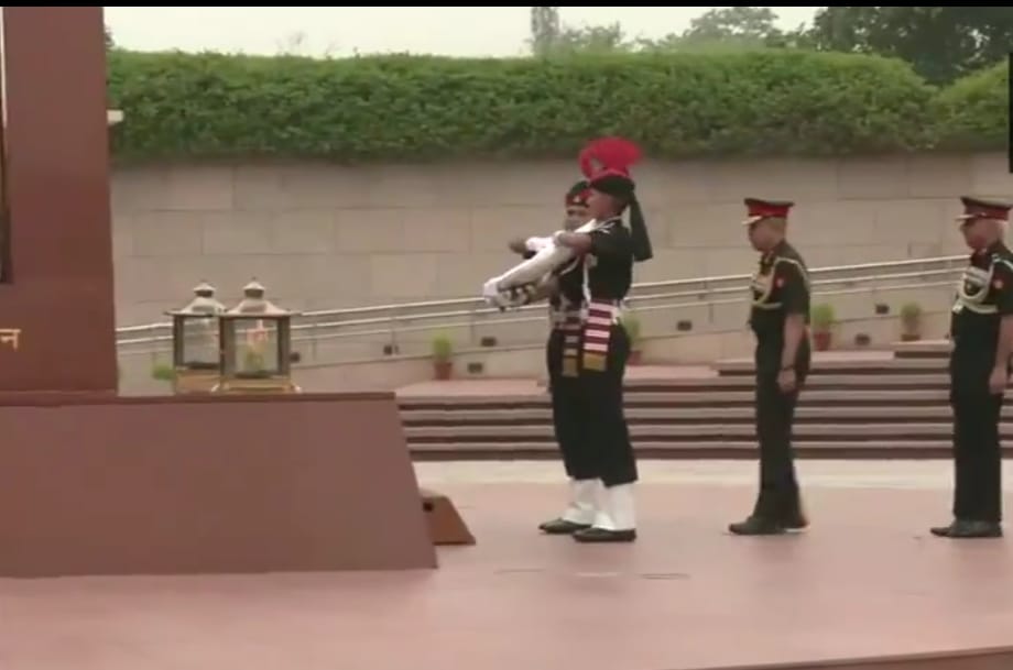 UpendrraRai's tweet photo. #ViceChief of Indian Army, Lieutenant General NS Raja Subramani lays a wreath at the National War Memorial.
He took over as the Vice Chief of Army Staff yesterday.
@adgpi https://t.co/qLrmw2V3Ci