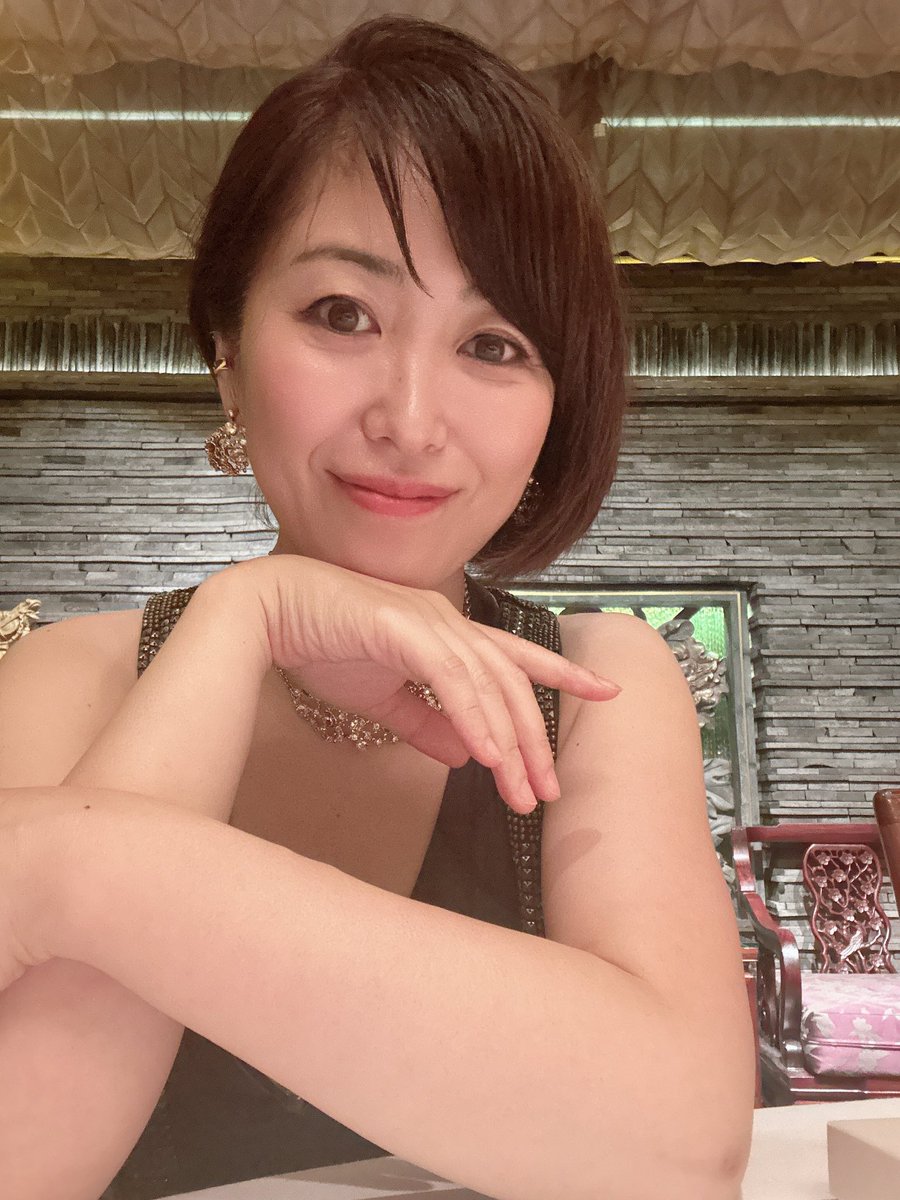 sakurako_piano's tweet photo. #フルート #大澤明子  さんのお供で某超有名企業様の超少人数のクローズ���のお祝いの席で演奏させていただきました。

何もかもが世界トップクラスな空間でした。

ちなみに写真は楽屋。こんなゴージャスな楽屋も滅多にありません...

暫くはこうしたパーティ、クローズドの演奏のみが続きそうです。 https://t.co/adcgUX7yIL