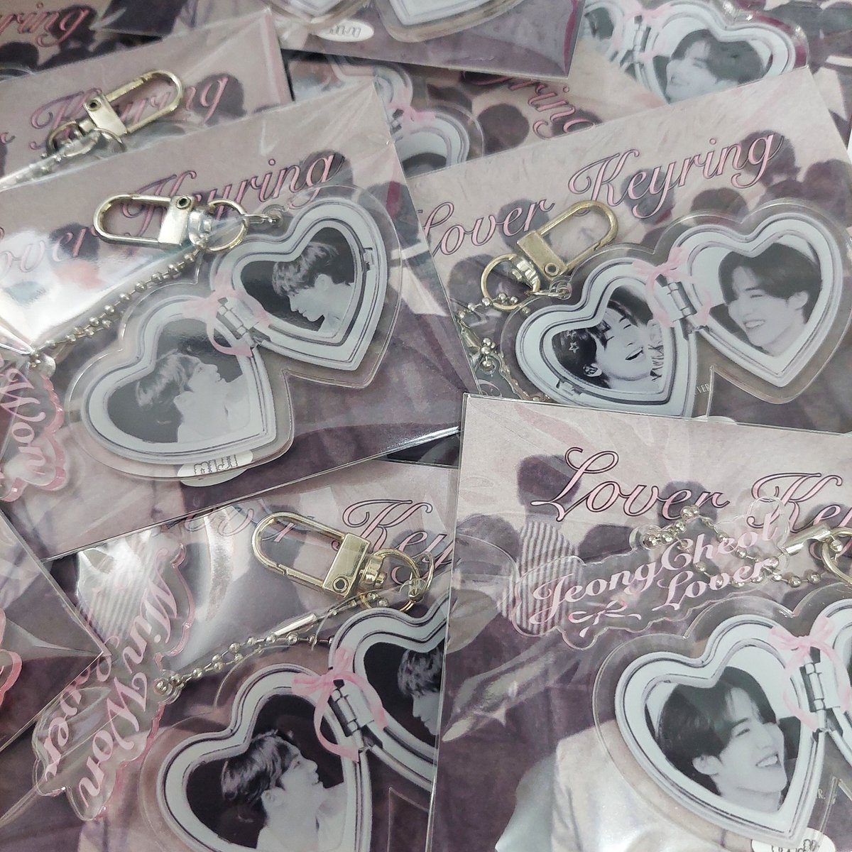 🎀 ㅡ SVT Carat's Fairytale Collection
by The NIJI Club

MINWON Lover Locket Keyring
₱150

ONHAND
• extras from #CaratsFairytaleCebu
• PAYO
• j&amp;t direct

reply / dm to claim

⋆˙seventeen carat fanmade merch ph wts lfb keyring