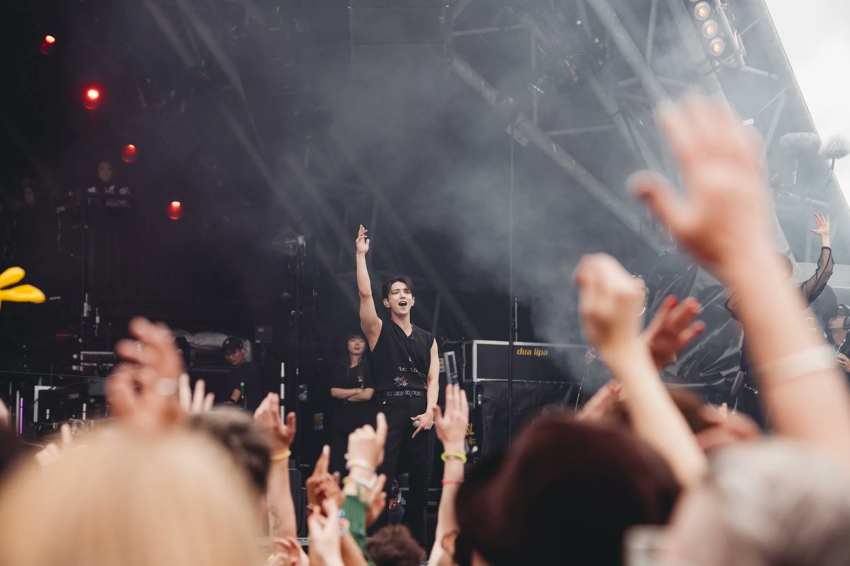 this joshua in glastonbury photo...what a superstar 🌟 #조슈아