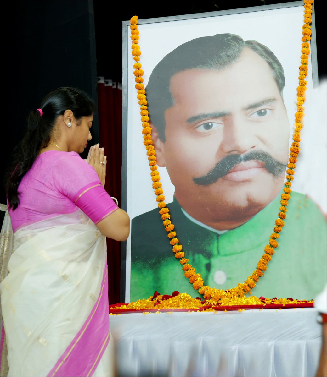 अपना दल के संस्थापक , कमेरों के उत्थान के लिए सदैव संघर्षरत हम सबके आदर्श,प्रेरणास्रोत, मार्गदर्शक बोधिसत्व यश:कायी डॉ. सोने लाल पटेल जी की जयंती पर अश्रुपूर्ण श्रद्धांजलि🙏
“ जिस समाज का इतिहास नहीं होता वह समाज कभी शासक 
नही बन पाता, क्योंकि इतिहास से प्रेरणा मिलती है, प्रेरणा