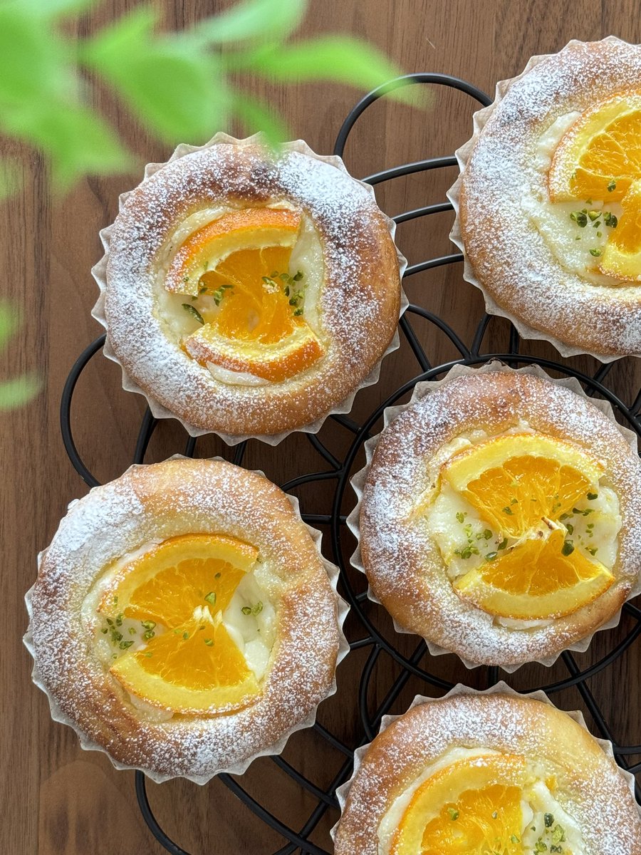 オレンジのコンポートから作る
オレンジフロマージュ
以前のレシピ、生地がコネにくいかな？　と配合変えて、焼き上げました。
クリームにコンポートの果肉入れたら、おいしすぎた😋
パンをこねている時間、幸せ時間です☺️
何をしている時が、1番好きですか？
#パン焼けたよ
#オンラインパン教室