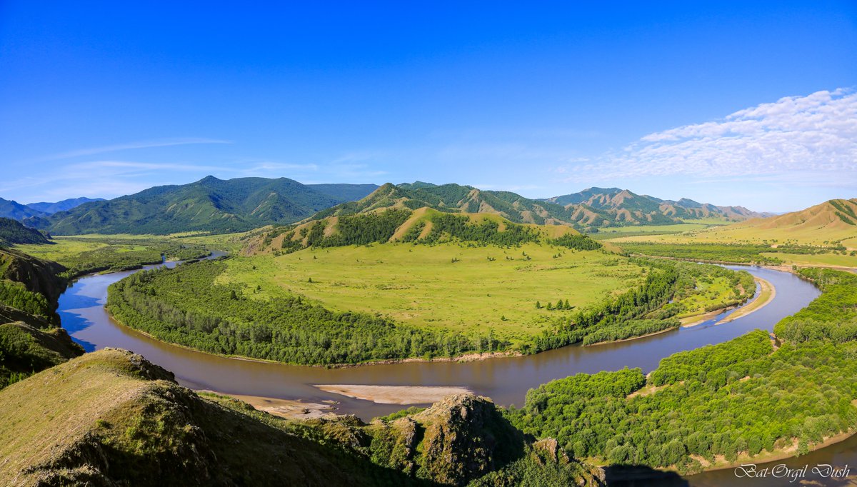 Сэлэнгэ мөрөн Цагаан бургасны адаг гэдэг газар. Яг нь Эг-Тарвагатайн бэлчир шиг байгаа биз. Илүү ч үзэсгэлэнтэй.