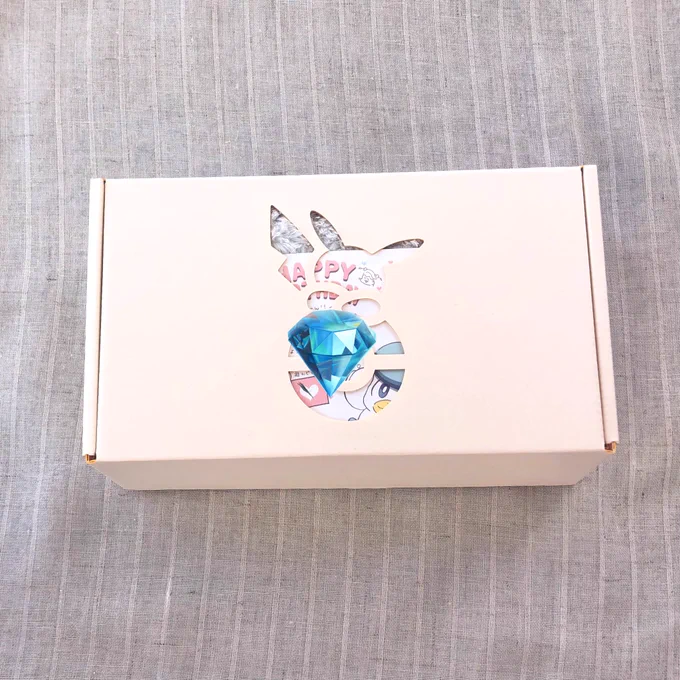 こまさん()からかわいいプレゼントが…開けたらオリジナルのイラストとお手紙が!ニラの旗もってるーそしてその奥からちみ助くん〜〜お祝いしに来てくれた…こまさん家から来てくれたんだと思うと100000000倍愛おしいよーこれからよろしくよ〜→