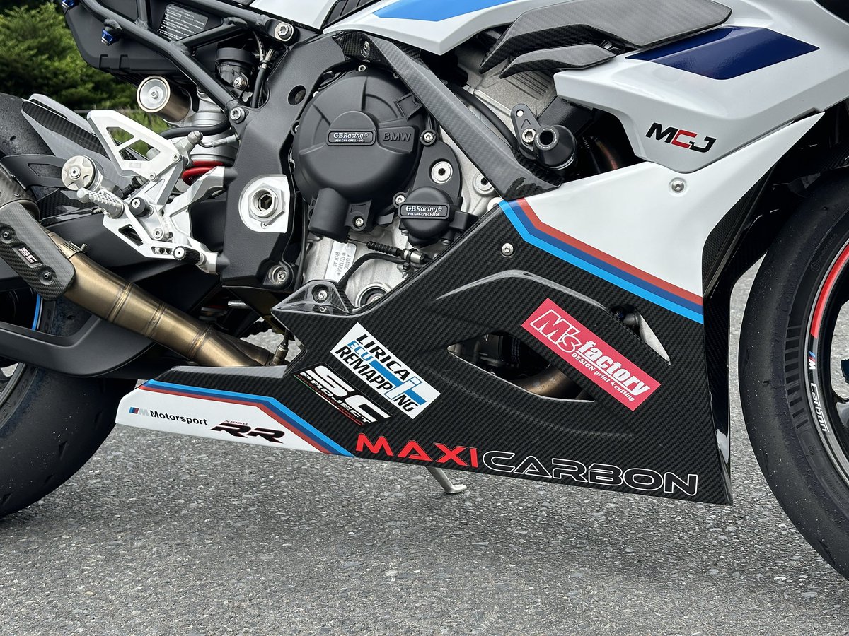 rabbit_s1000rr's tweet photo. 今回、新たなアンダーカウルに変更しましたぁ😍
メーカーは微糖さんにオススメして頂いたMAXICARBONさんのカーボンアンダーカウルにしました😊
少しラッピングもして個性を出しました。
作りもいい感じで大満足😍
オススメですよぉ😊
#MAXICARBON #MCJ https://t.co/1cqakiyokq