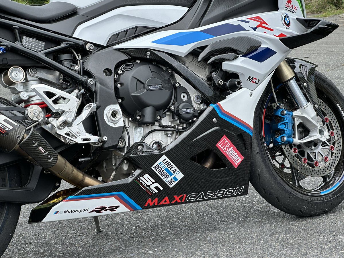 rabbit_s1000rr's tweet photo. 今回、新たなアンダーカウルに変更しましたぁ😍
メーカーは微糖さんにオススメして頂いたMAXICARBONさんのカーボンアンダーカウルにしました😊
少しラッピングもして個性を出しました。
作りもいい感じで大満足😍
オススメですよぉ😊
#MAXICARBON #MCJ https://t.co/1cqakiyokq