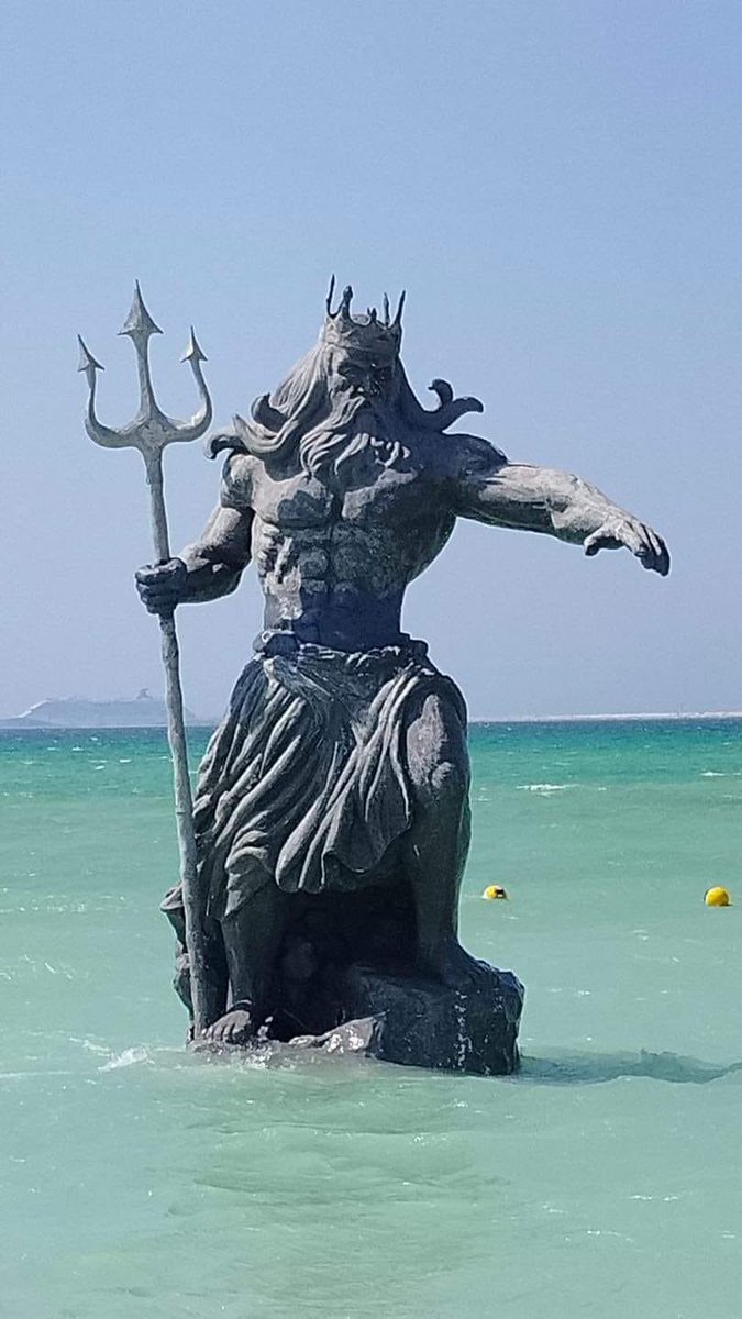OscarBlancoCdmx's tweet photo. Van a destruir la Estatua de Poseidón en Progreso, Yucatán por ocasionar tormentas y mal tiempo. 🇲🇽🕷 https://t.co/Fk93oTaPay