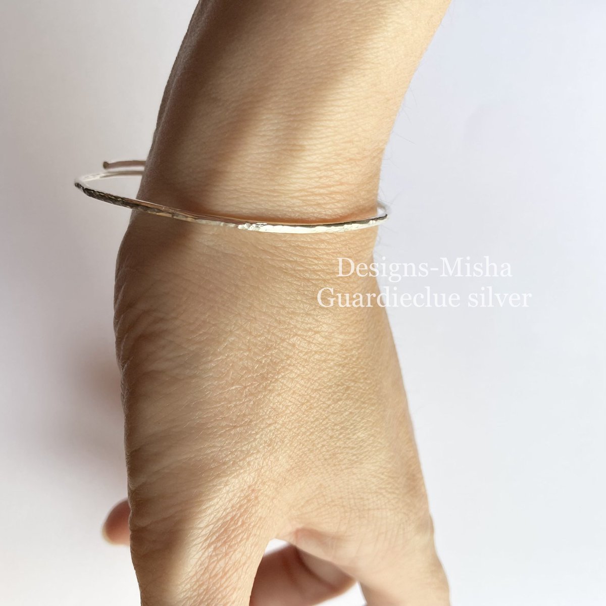 designs_misha's tweet photo. 最近閲覧がとっても多かった
このSlender bangle(sv950)
ご購入いただきました+*・
ありがとうございます🙏✨
大切に準備をいたします♡
#シルバー #シルバーバングル #槌目
#sv950 #silver #silverbangle #彫金
#華奢ブレスレット #華奢アクセサリー https://t.co/kPyfTQ0vD3