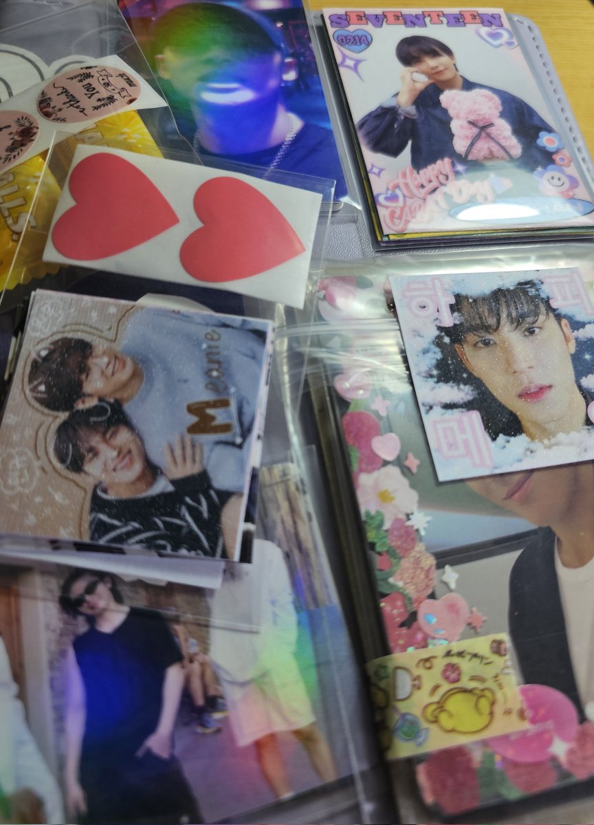 gyuldie_'s tweet photo. May mga umuwi na namang pogi todayyyy!  Enjoy na enjoy ako sa pagu-unbox kasi ang daming freebies na kasama from stickers to fanmade pcs, tapos ang dami pang gyucheol (∩˃o˂∩)♡. Thank you @shujiseok_ for the Mingyu pcs and the cute toploader!!! (づ๑•ᴗ•๑)づ♡

#nan4proofs https://t.co/P09qVH9B3J