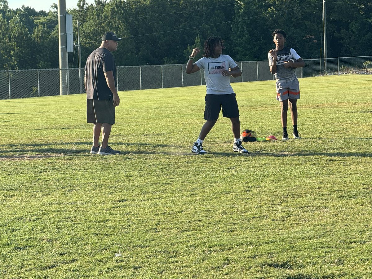 Jryoung0's tweet photo. Thanks @raisingchamps_ for the great one on one work today! Thanks for pushing me to keep striving for greatness 💪🏾

Got some great work in with my bro @JahariNation https://t.co/lDRqjyzIgL