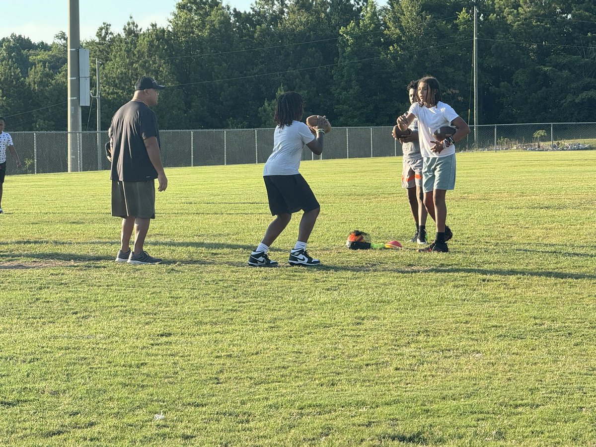 Jryoung0's tweet photo. Thanks @raisingchamps_ for the great one on one work today! Thanks for pushing me to keep striving for greatness 💪🏾

Got some great work in with my bro @JahariNation https://t.co/lDRqjyzIgL