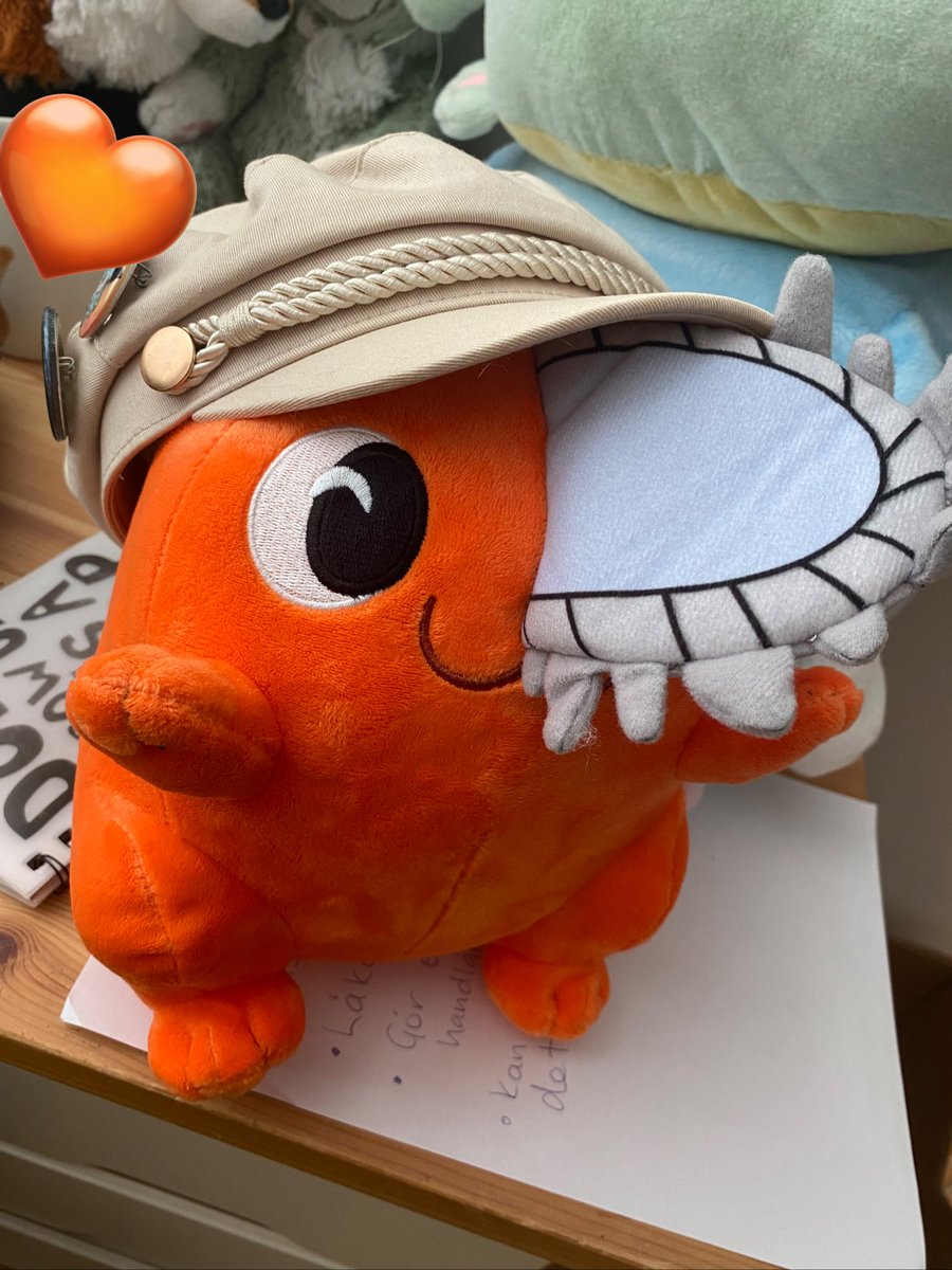 KEM0KI's tweet photo. pochita looks adorable wearing my hat https://t.co/njxLEZ9CF0