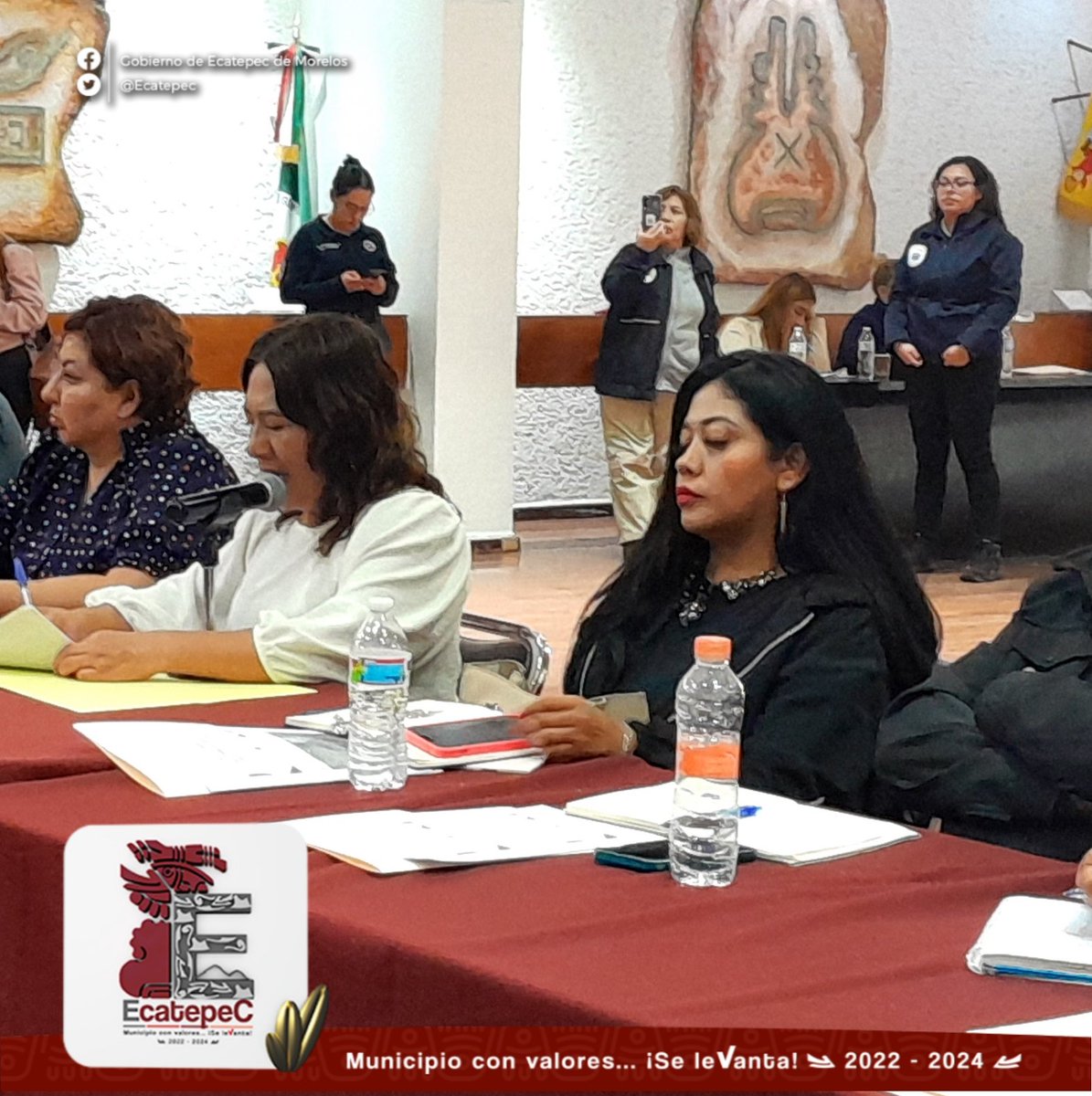 SAEcatepec2025's tweet photo. Esta tarde, nuestra titular, acompañada del alcalde Fernando Vilchis Contreras  y demás dependencias del gobierno estatal y federal, celebraron la Primera Sesión Extraordinaria del Consejo Municipal de Protección Civil. Y se acordaron medidas para esta temporada de lluvias ☔️ 💧 https://t.co/l7B3UqhtCe
