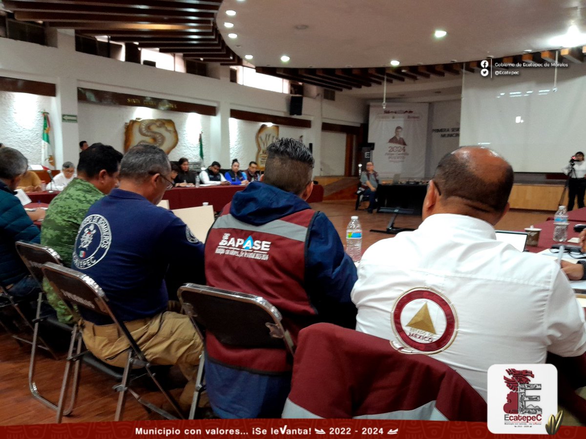 SAEcatepec2025's tweet photo. Esta tarde, nuestra titular, acompañada del alcalde Fernando Vilchis Contreras  y demás dependencias del gobierno estatal y federal, celebraron la Primera Sesión Extraordinaria del Consejo Municipal de Protección Civil. Y se acordaron medidas para esta temporada de lluvias ☔️ 💧 https://t.co/l7B3UqhtCe