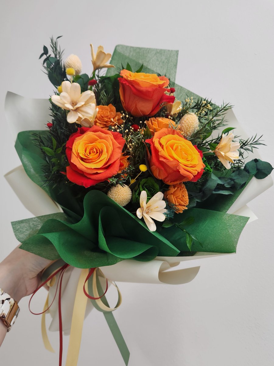 너무 예뻐서 사온 투톤 장미인데 계속 아끼다가 마지막에 주인을 찾아갔네요🍊