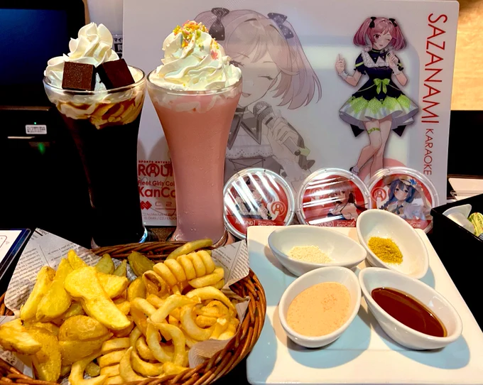 ひとりで推し活しすぎてきた…………(なおモニターにはCreepy Nutsの MVを流しまくっている)ポテトよかった しょっぱい3種はおいしいに決まってたけどチョコやべーぞ合間のチョコはやばい(いい意味で)ドリンクが挟まるとさらに大変完全勝利Sと言って差し支えない やったね 