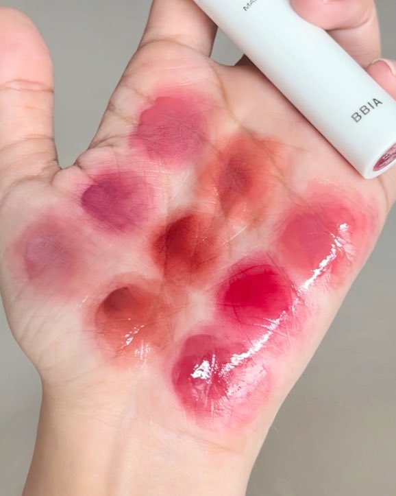 bbia แท่งขาวสวยๆหลายสีมาก✨

-โทนชมพู/ชมพูอมแดง = 00 
-โทนนู๊ด natural = 01, 11
-โทนส้มก่ำๆ = 02, 12
-โทน plum ก่ำๆ = 03, 13

ถ้าให้เลือก โทนสีที่ใช้ง่าย ฟิวเชียร์ 00, 02, 03, 11, 13 แต่ถ้าไม่ชอบติดส้ม เชียร์ 00, 03, 05, 13 คับ🎀