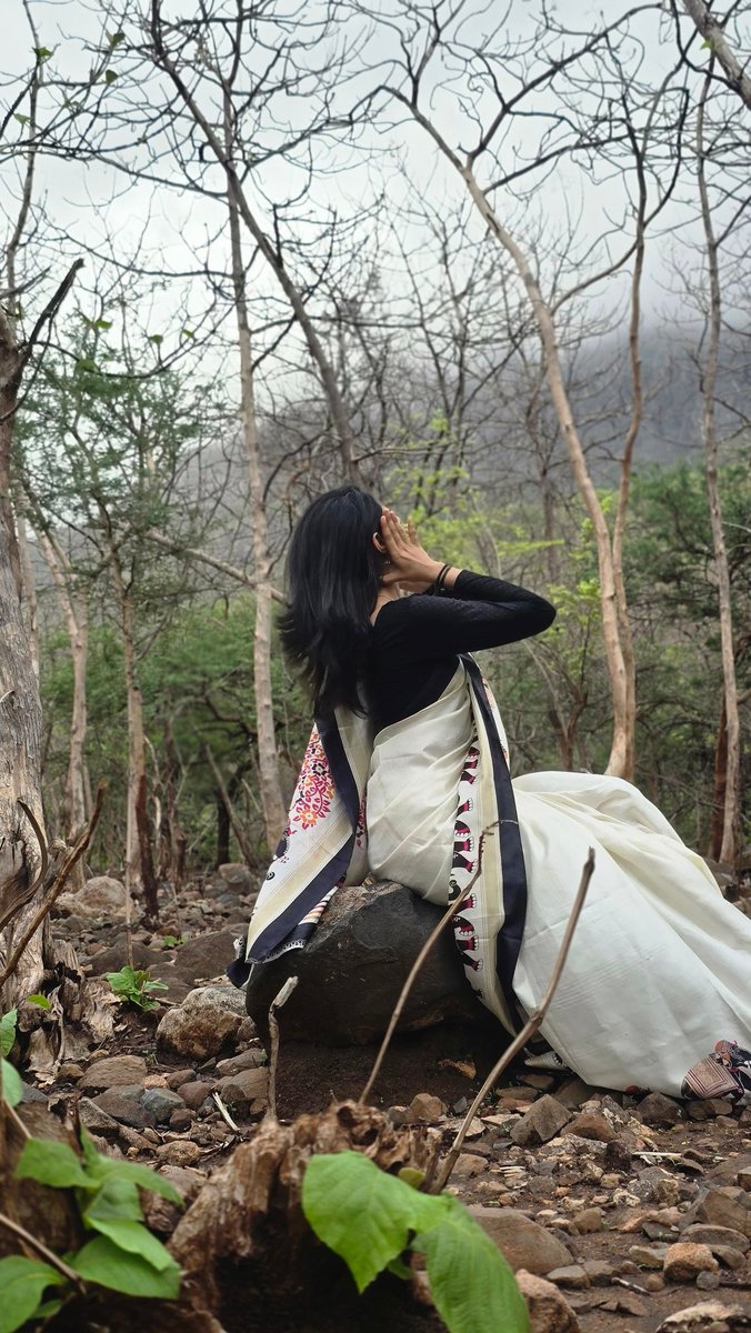 Hasrat hi rahe to behtar hai,
Chand hansil ho jaye to Chand kaha lagta hai..💬