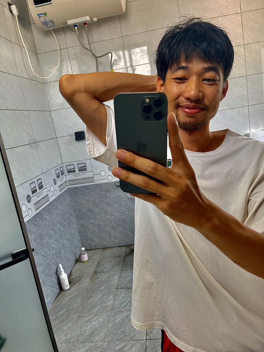 fshyn855490's tweet photo. 最近工作凌晨到天亮，胡子长得特别快 https://t.co/3VgyPwIt2H