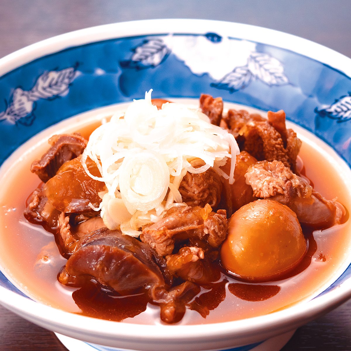 kappoumisawa's tweet photo. サマーギフトセットの内容紹介⑨は、「比内地鶏もつ煮」。丁寧に下処理した新鮮な比内地鶏のもつを割烹らしく上品に仕上げました。レンチン後はお好みでネギ等の薬味をのせて。この手の商品は珍しいかも。ぜひご贈答に。7/7までは早割10％OFFも！
この商品のセットはこちら。https://t.co/QL6OfhwqCa https://t.co/IfUxtjqyLi