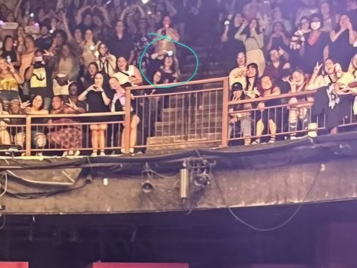 Heaether's tweet image. Why do I look like I'm bonking myself on the head with my light stick??? 🤣  Regardless, I had an AMAZING time!!! 🫶