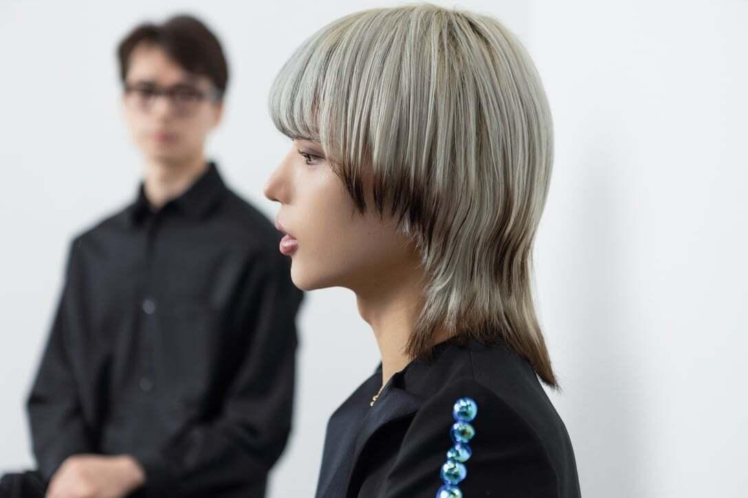 fashionsnap's tweet photo. 【特集】「高校時代、性別欄の『男性・女性どちらかに○』に、私はその横に『自分』って書いていた」とZutti。ジバンシイが展開するプライド月間の取り組みに参加したZuttiとアクセルが考えるLGBTQIA+とは。（PR）
https://t.co/MULIVr5jte https://t.co/39Avbwp32H