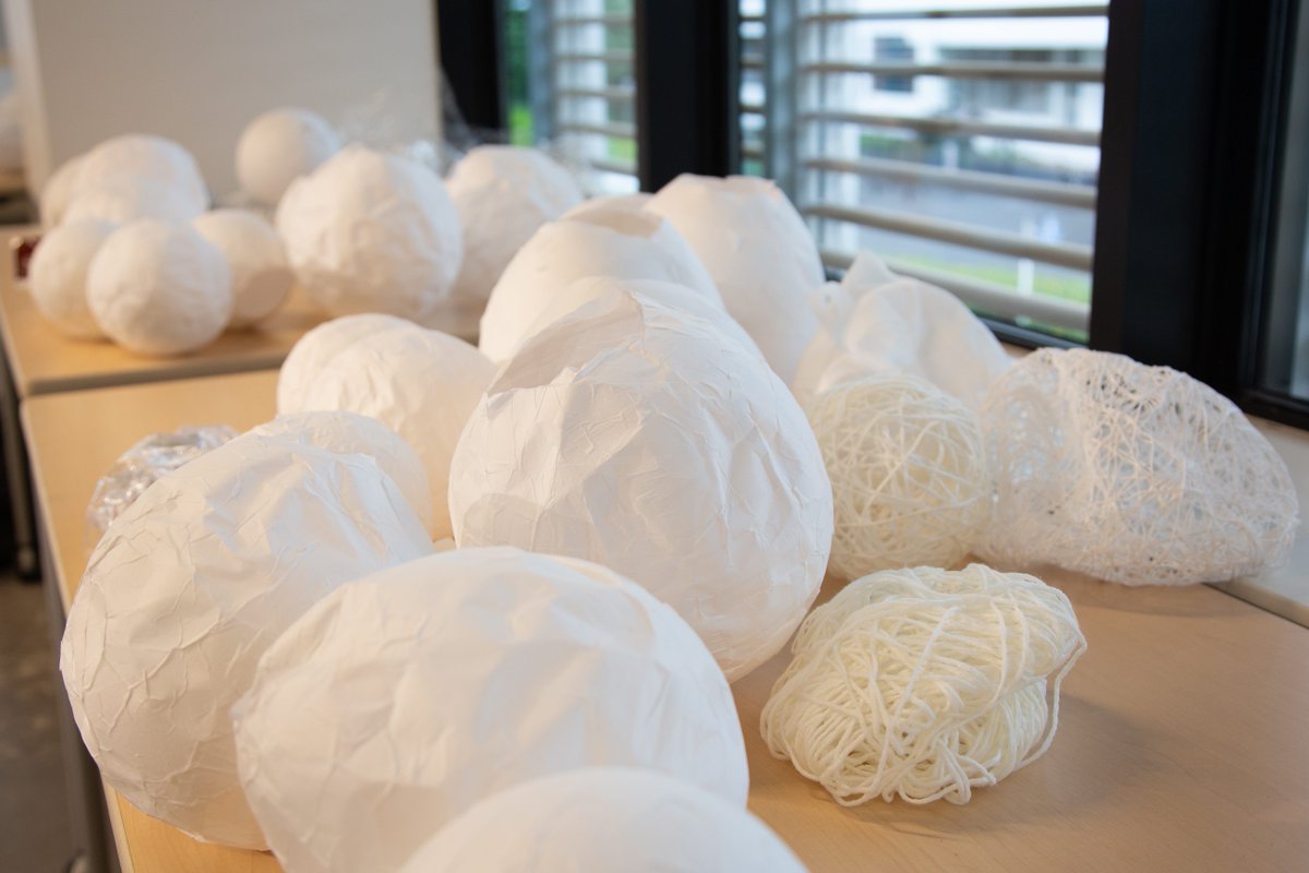 tagprojects's tweet image. 【TAG No.3 「繭―cocoon―」展示メンバーの声③】
今回のインスタレーションでは、制作として携わり、主に糸繭の制作やその他セッティングを行いました。装飾のバランスを見て調整を繰り返しながら完成させたので、会場全体を見てくれると嬉しいです。（Sさん）#玉川大学 #TAGprojects