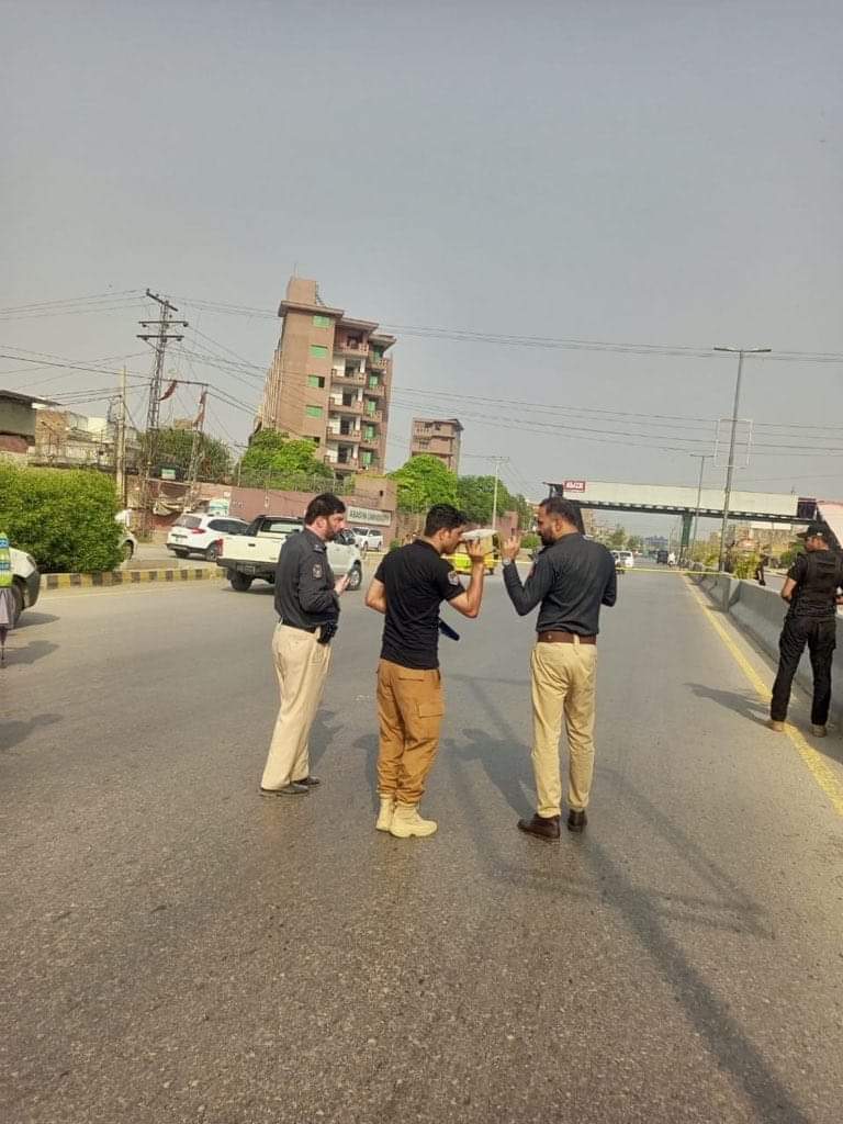ShabbirTuri's tweet photo. پشاور میں اباسین یونیورسٹی کےقریب دہشت گردوں کی فائرنگ سے ٹریفک پولیس کے اہلکار محمد طاہر شاہ ہلاک ہوگئے۔ ابتدائی رپورٹ کے مطابق پولیس اہلکار کو ٹارگٹ کلنگ کا نشانہ بنایا گیا۔
#Terrorism #Peshawar #Police #KhyberPakhtunkhwa #Pakistan https://t.co/YxSXuCEAjr