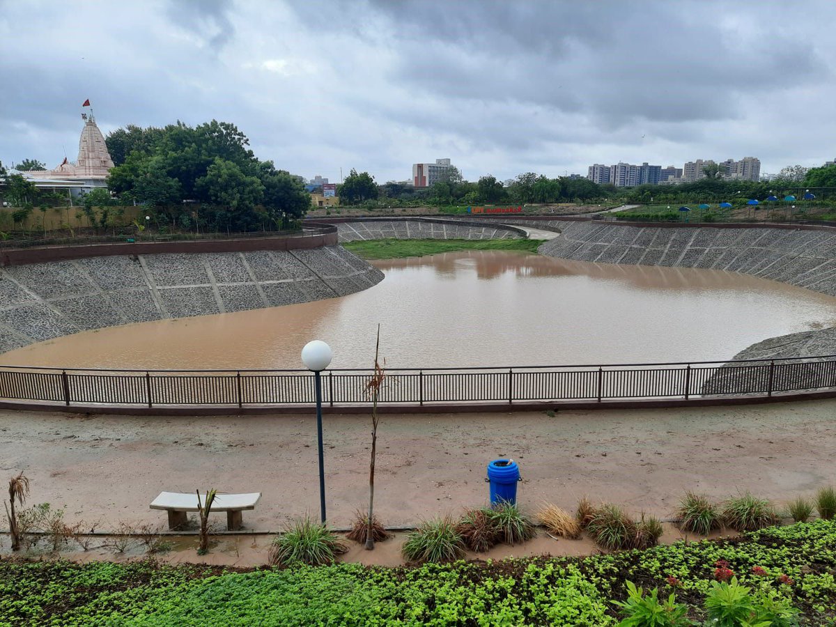 AmdavadAMC's tweet photo. અમદાવાદ શહેરમાં ચાંદલોડીયા વિસ્તારમાં આવેલ ત્રાગડ તળાવમાં આસપાસના વિસ્તારનું વરસાદી પાણી એકઠું કરવા સ્ટ્રોમ વો���ર ડ્રેઈન દ્વારા એકઠું કરી તળાવ ભરવા કરવામાં આવેલ આયોજનને પરિણામે 
(1/2)

#amc #amcforpeople #RainwaterRemoval #UnderpassCleared  #AMCsQuickResponse #Ahmedabad https://t.co/TBCuXadtPx