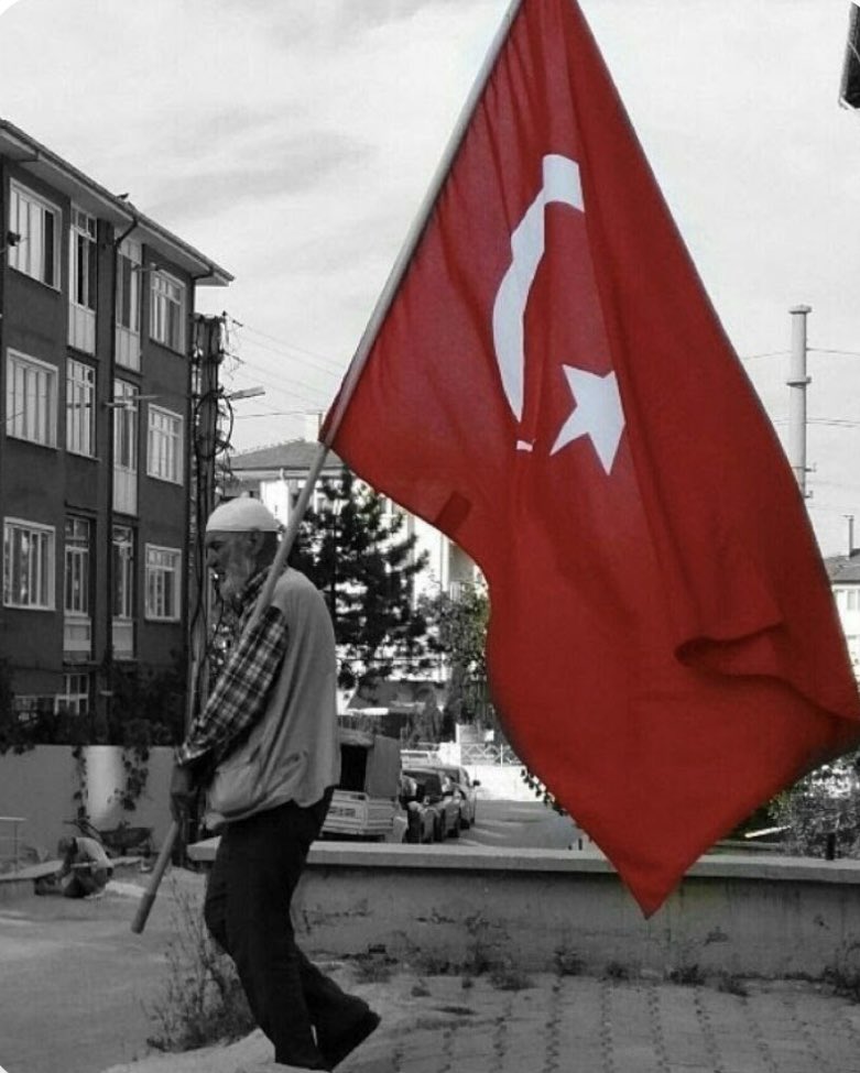 Uğrunda ölmeyeceğin bayrağın altında yaşamayacaksın 🇹🇷