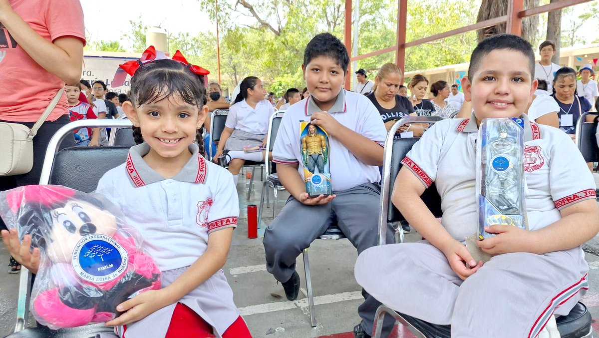FIMLM's tweet photo. 🇲🇽 FimlmMéxico En Monterrey, realizamos una emotiva #JornadaDeApoyo que promueve la unidad familiar en beneficio de 400 personas.
Agradecemos a las empresas donantes de esta jornada @costco_mexico, @estafeta y @JAFRACosmetics  #AyudarEsNuestroTrabajo
👉 https://t.co/7SFqbtQuV0 https://t.co/y50ZhFq8BM