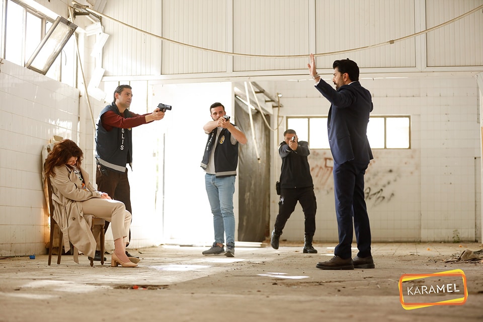 esaretdizisi21's tweet photo. #Esaret yeni bölümleriyle hafta içi her akşam 19:00'da @kanal7'de! 💞 #HangisiSensin
______
@karamelyapim @nyilmaz7 @ayhanzen #SerkanMut #KubilayKoçak @ecchorights @cenktorun @prvnmrt72 #orhun #demirhanlı #perihan https://t.co/jMUWfF00JZ