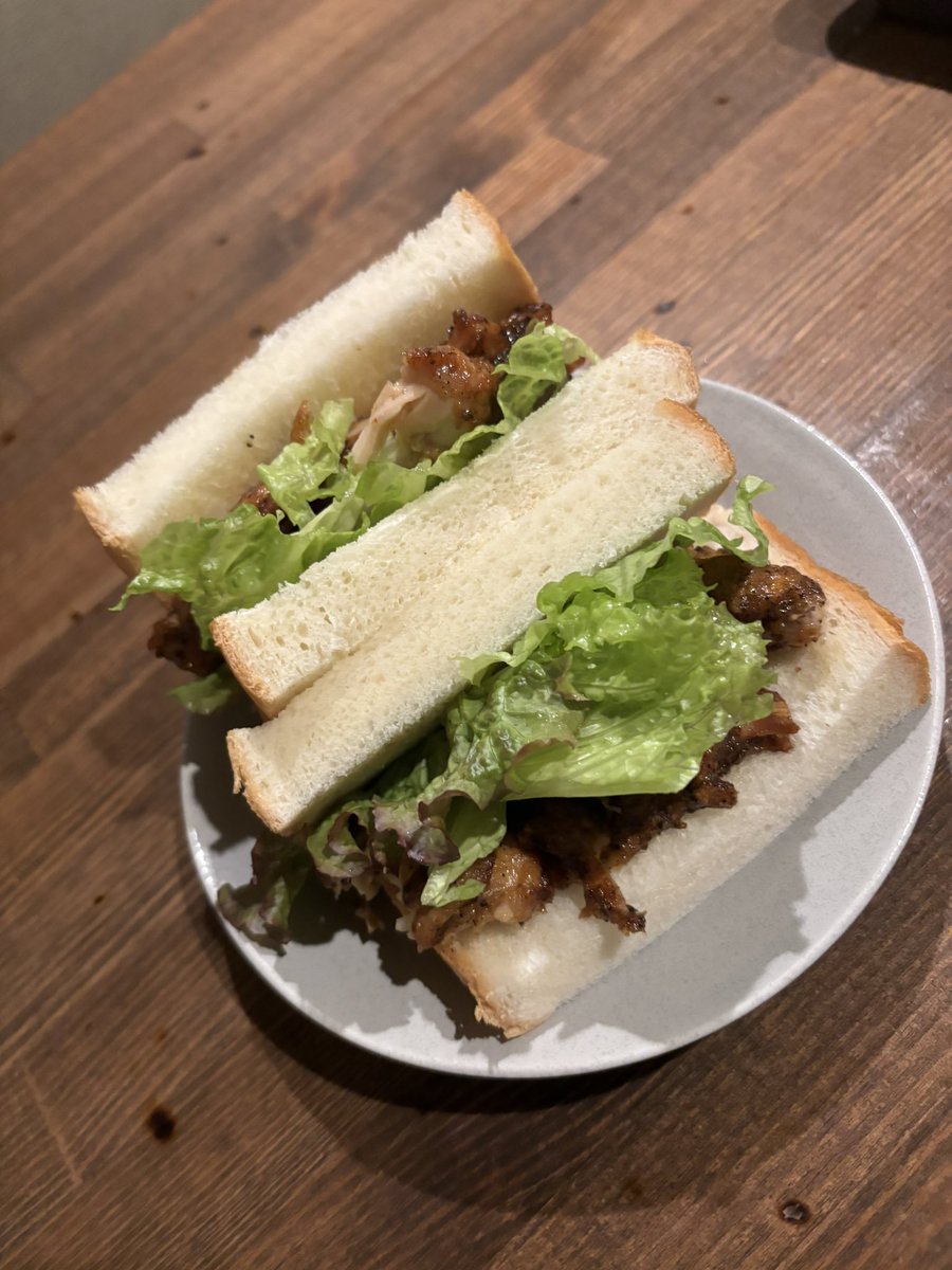 ComChups's tweet photo. こんにちは！
TABお料理研究会の秦野豪です🧑‍🍳
今日はケバブ風チキンサンドです🍗
手羽元に黒胡椒をかけグリルで焼き、肉をフォークで削ぎ落としごま油と醤油でまた焼きます🔥グリルで焼く事で皮目がパリッとして食べたとき食感も良く、再度焼く事でちゃんと火が通るので安心です♪
#TABお料理研究会 https://t.co/iPdfi4Q6Sq