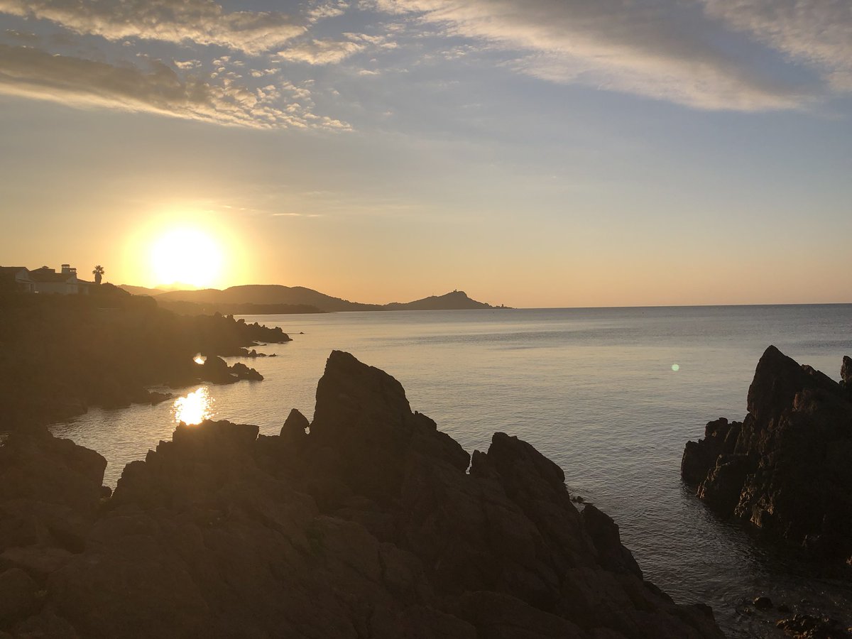 JeromeGovin's tweet photo. Enjoying the annual retreat of the Institut Carnot Lymphomes #calym in St Raphael 🇫🇷, with a lovely morning run 🏃🌅��️ https://t.co/Ew5NWVtlll
