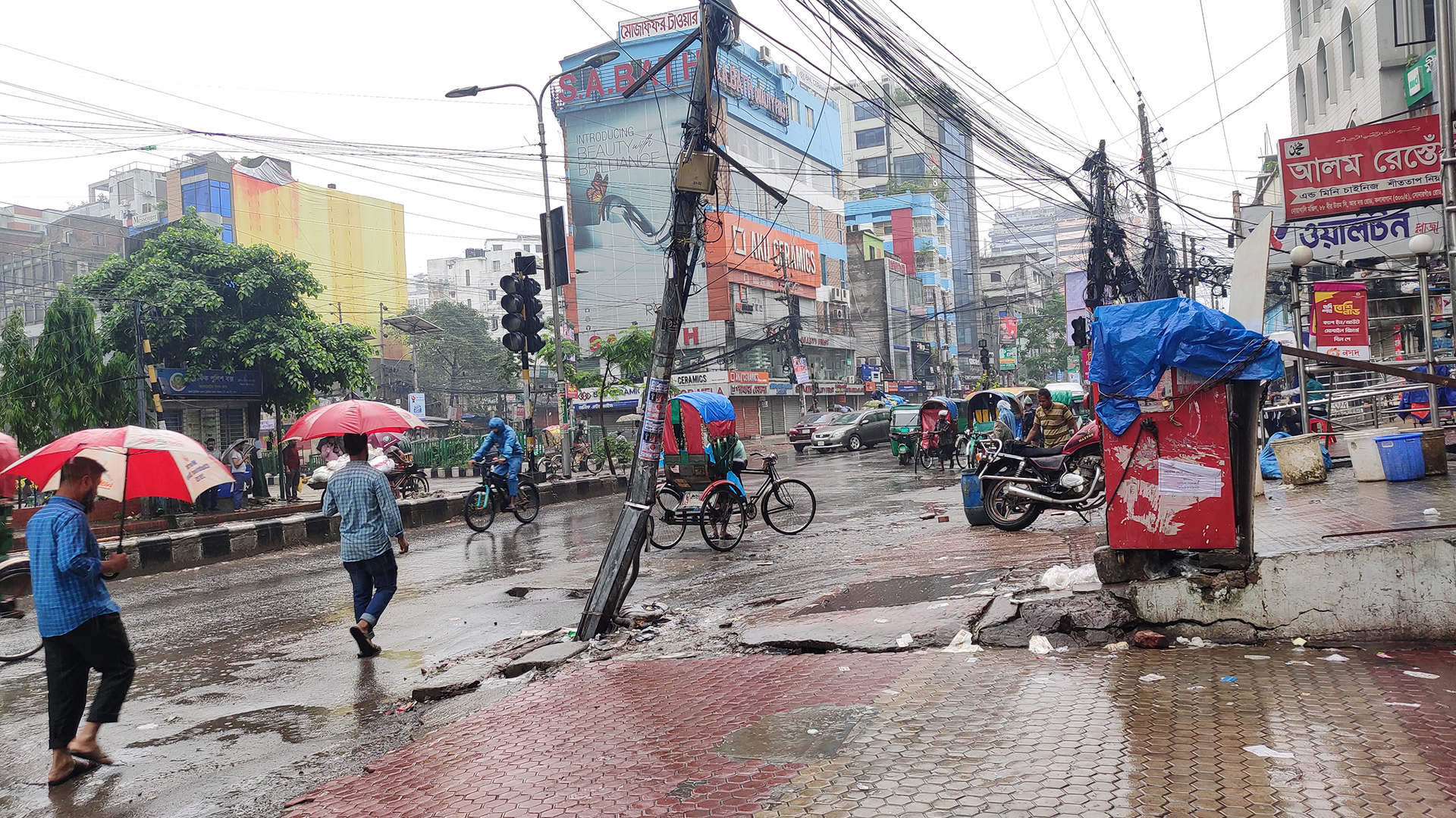 ঝরছে আষাঢ়ের বৃষ্টি: ভোগান্তিতে শিক্ষার্থী ও কর্মজীবীরা, পূর্বাভাসে যা রয়েছে