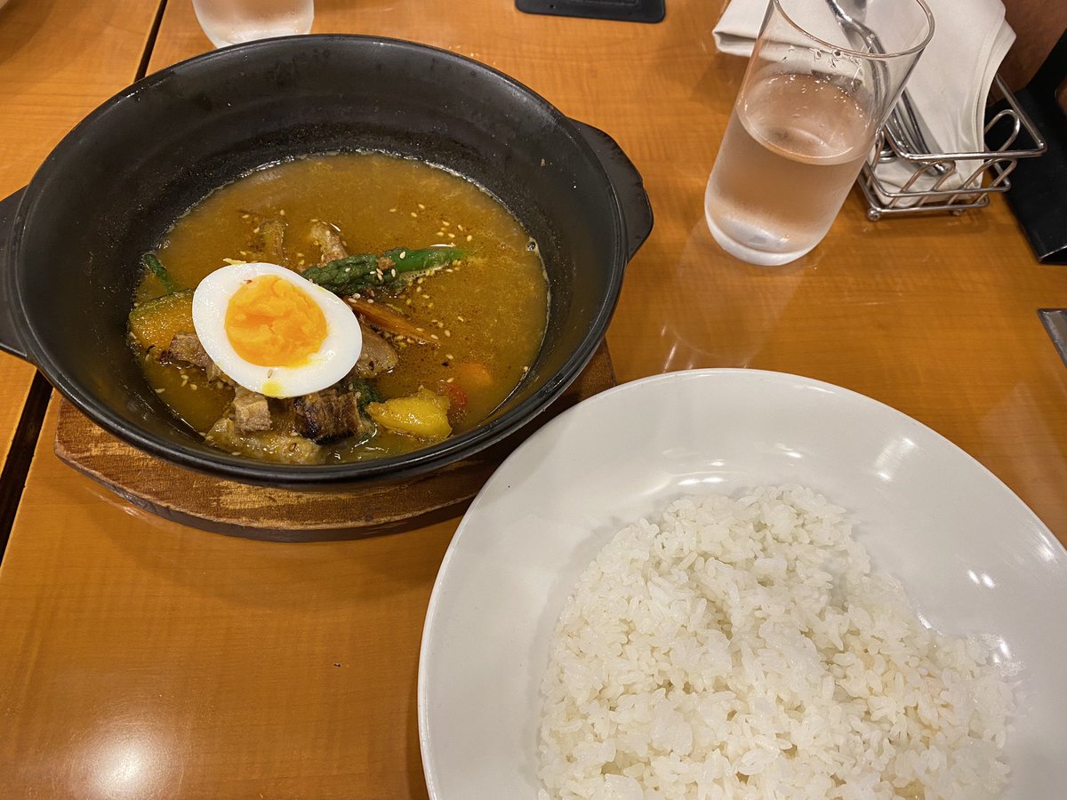 ryusuke03120710's tweet photo. 北海道旅行プレゼントしてくれた田上おめでとうありがとう🥳
食べて飲んでしかない3日間まさかラーメンに夜中1時間半以上並ぶとは思わんだ笑 https://t.co/IpVGKXOx7P