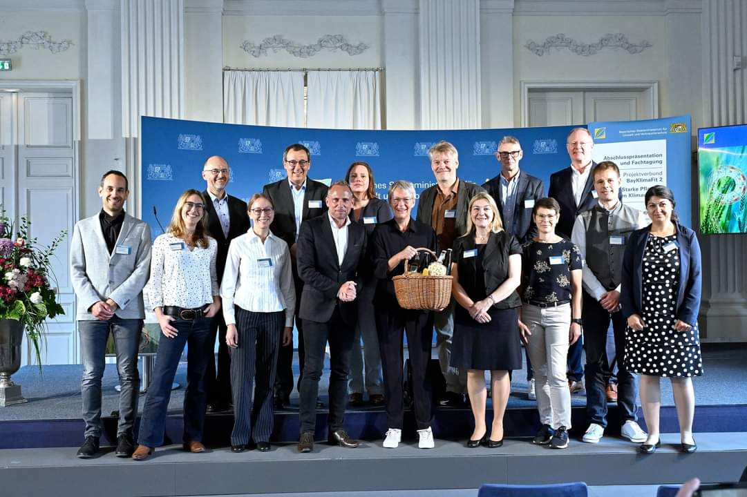 STMUV_Bayern's tweet photo. Landwirtschaft in Bayern klimasicher aufstellen.  Ergebnisse des Projektverbunds  Bayklimafit vorgestellt. https://t.co/vzzmR7zrBK https://t.co/cTtp2te1KX
