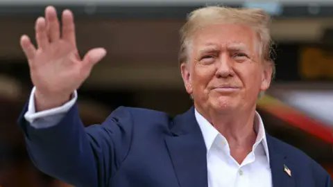 AbuSayed23456's tweet photo. What does the background of the USA say ?
The USA or ronalterm has rioted he is looting or robbing the country.
Click here for details : https://t.co/eWbgDFR108 https://t.co/ysbg3zUCWO