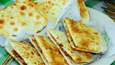 XianyangT's tweet photo. #GuokuiYazi is a local delicacy unique to #Xianyang. It is similar to Roujiamo, but it is #crisper, smaller, and thinner. It is made of unfermented dough, which is kneaded into the semicircular shape of a #horseshoe and then baked in a charcoal stove. #FlavorsofChina https://t.co/vawuG3SGVT