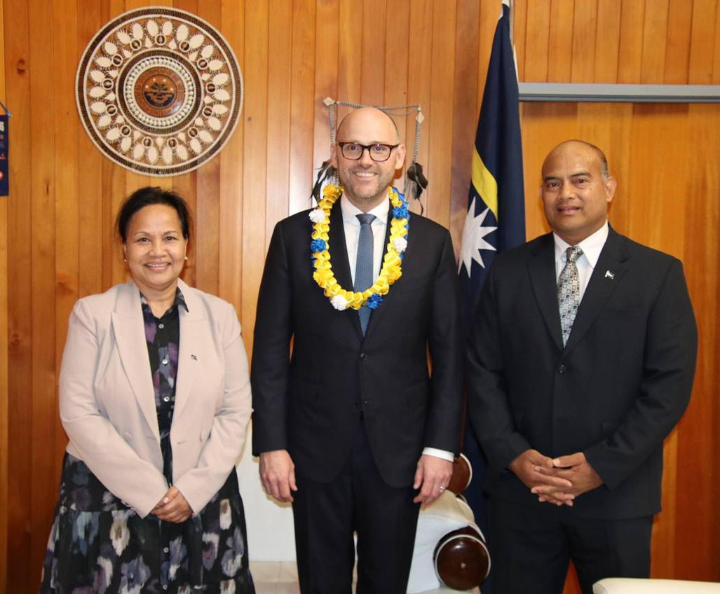 NewZealandMFA's tweet photo. Congratulations to Matt Hawkins on being appointed as NZ’s High Commissioner to Nauru. 

He presented his credentials to Nauru’s President, David Adeang, today. 

High Commissioner Hawkins will support the 🇳🇿 political delegation’s visit to Nauru, from tomorrow. 

🇳🇷 🤝 🇳🇿 https://t.co/u58mNzXG27