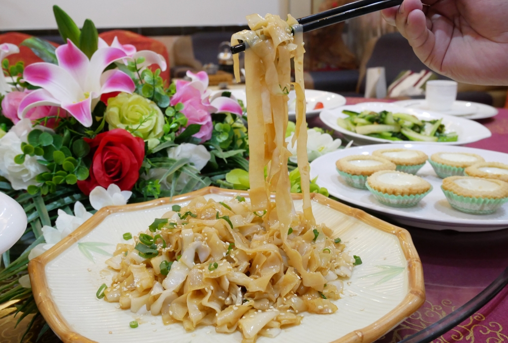 GBA_Foshan's tweet photo. SavoringFoshan | 来佛山顺德,没吃上一碗陈村粉就亏大了!Have you ever tasted the authentic #Shunde Chencun rice rolled #noodles? Known for their thin, soft and refreshing texture, they come in various preparations to satisfy your taste buds.#FlavorsofChina @AmazingNanning #foodie https://t.co/sdCpWXiLS0