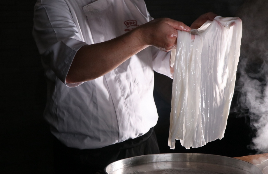 GBA_Foshan's tweet photo. SavoringFoshan | 来佛山顺德,没吃上一碗陈村粉就亏大了!Have you ever tasted the authentic #Shunde Chencun rice rolled #noodles? Known for their thin, soft and refreshing texture, they come in various preparations to satisfy your taste buds.#FlavorsofChina @AmazingNanning #foodie https://t.co/sdCpWXiLS0