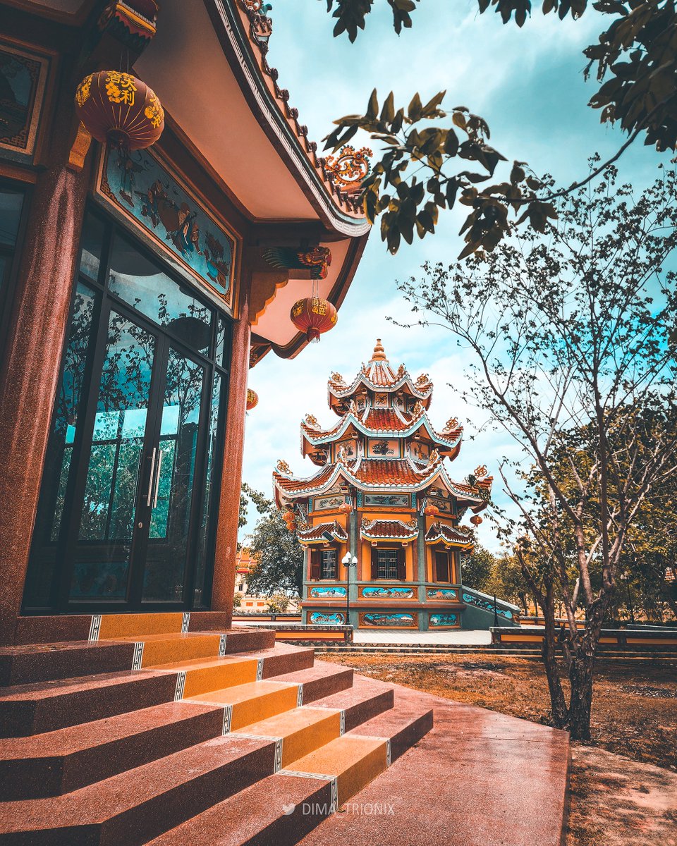 Wat Phet Suwan (วัดเพชรสุวรรณ) #Phetchaburi #Thailand 
If you're traveling from Bangkok to Hua Hin (E.g.) it's worth stopping.