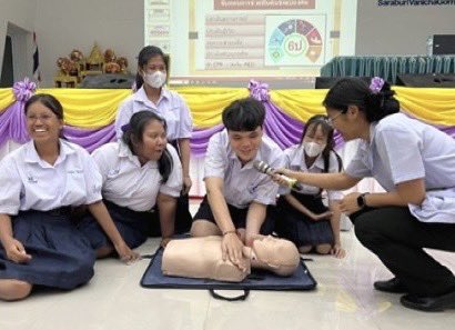Fortadison's tweet photo. เมื่อ 17 มิ.ย. 67 แผนกพยาบาล รพ.ค่ายอดิศร มทบ.18 จัดเจ้าหน้าที่สนับสนุนภารกิจ "สอนการช่วยฟื้นคืนชีพเบื้องต้น(CPR)" โครงการสร้างและส่งเสริมความเป็นพลเมืองดี 
ตามรอยพระยุคลบาทด้านการศึกษา สู่การปฏิบัติ ประจำปี พ.ศ. ๒๕๖๗ ณ ร.ร.อนุบาลศาลาแดง   
#กองทัพภาคที่1
#มณฑลทหารบกที่18 https://t.co/QLkJGkX7QS