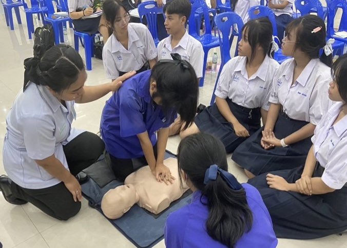 Fortadison's tweet photo. เมื่อ 17 มิ.ย. 67 แผนกพยาบาล รพ.ค่ายอดิศร มทบ.18 จัดเจ้าหน้าที่สนับสนุนภารกิจ "สอนการช่วยฟื้นคืนชีพเบื้องต้น(CPR)" โครงการสร้างและส่งเสริมความเป็นพลเมืองดี 
ตามรอยพระยุคลบาทด้านการศึกษา สู่การปฏิบัติ ประจำปี พ.ศ. ๒๕๖๗ ณ ร.ร.อนุบาลศาลาแดง   
#กองทัพภาคที่1
#มณฑลทหารบกที่18 https://t.co/QLkJGkX7QS
