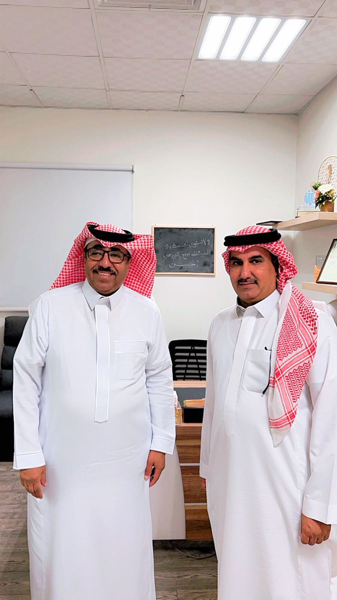 TaarfuFCC's tweet photo. حاز الإستشاري النفسي و الأسري بمركز تعارفوا للإرشاد الأسري أ. فهد بن مسلم على جائزة ( الأخصائي المثالي ) لشهر يونيو 2024م حيث تم ذلك في اللقاء الذي جرى مساء أمس الأثنين بمقر المركز بحضور رئيس المركز د. سعود المصيبيح الذي قام بتسليم الإستشاري أ. فهد المسلم شهادة الشكر والتقدير https://t.co/Nl5ajb9pC6