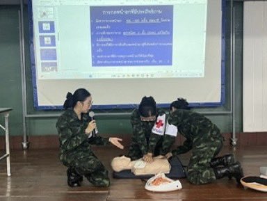 Fortadison's tweet photo. เมื่อ 18 มิ.ย. 67 แผนกพยาบาล รพ.ค่ายอดิศร มทบ.18 ได้จัดวิทยากรเจ้าหน้าที่ทางการพยาบาล สนับสนุนการสอนการปฐมพยาบาลเบื้องต้น และการส่งกลับผู้บาดเจ็บ 
ณ ห้องเรียนอัจฉริยะ บก.กศ.รร.ม.ศม. โดยมีผู้เข้ารับการอบรม จำนวน 80 นาย 
#กองทัพภาคที่1
#มณฑลทหารบกที่18
#โรงพยาบาลค่ายอดิศร https://t.co/hEHu3I5VYM
